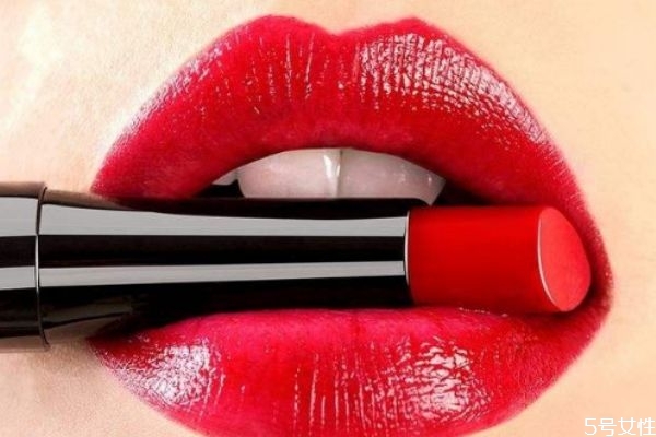 緞光口紅和啞光的區(qū)別 緞光口紅是滋潤的嗎 緞光口紅和啞光的區(qū)別 緞光口紅是滋潤的嗎