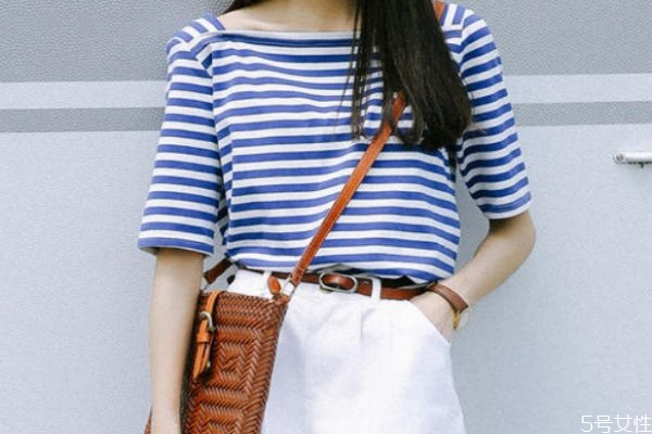 白色的短褲怎么搭配上衣 白色短褲搭配上衣的方法 白色的短褲怎么搭配上衣 白色短褲搭配上衣的方法