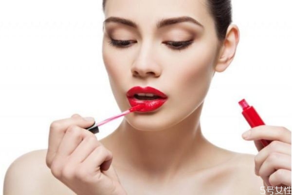 厚嘴唇適合的口紅顏色 嘴唇厚忌什么顏色口紅 厚嘴唇適合的口紅顏色 嘴唇厚忌什么顏色口紅