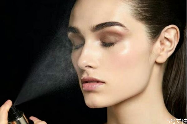 粉底和定妝噴霧可以一起用嗎 定妝噴霧在粉底前還是后 粉底和定妝噴霧可以一起用嗎 定妝噴霧在粉底前還是后