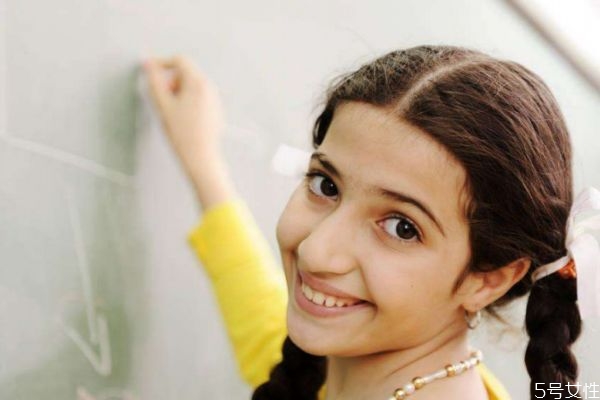 小學女生適合什么發(fā)型 小學女生什么發(fā)型合適