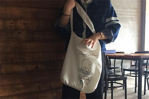 2020年流行什么樣的帆布包 2020年帆布包流行趨勢(shì)