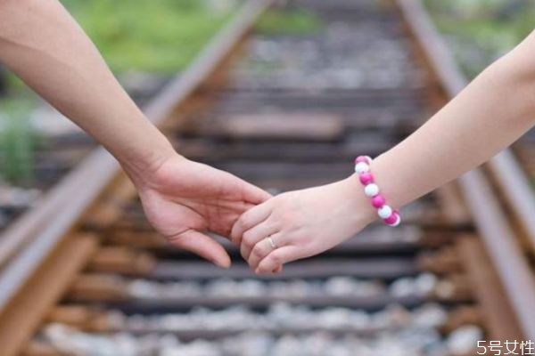 戀愛時(shí)話題少怎么辦 戀愛的時(shí)候怎么選擇話題 戀愛時(shí)話題少怎么辦 戀愛的時(shí)候怎么選擇話題