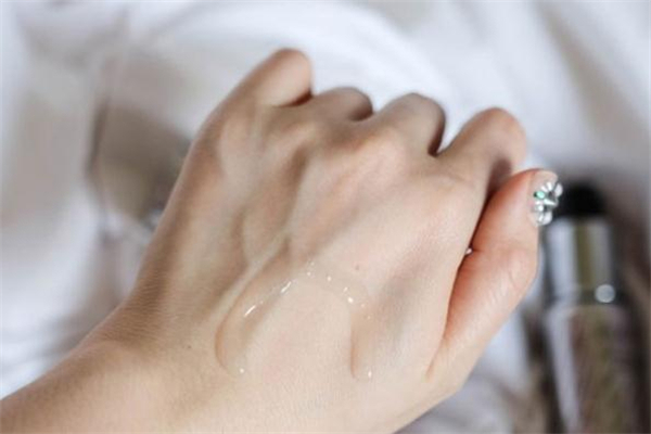 黛珂曲酸美白精華適合敏感肌嗎 黛珂曲酸精華會長痘嗎 黛珂曲酸美白精華適合敏感肌嗎 黛珂曲酸精華會長痘嗎