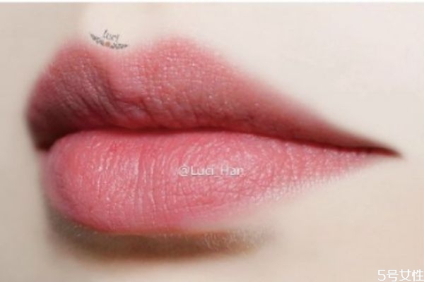 厚嘴唇可以涂豆沙色口紅嗎 嘴巴厚涂口紅的技巧 厚嘴唇可以涂豆沙色口紅嗎 嘴巴厚涂口紅的技巧