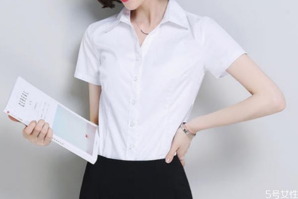 襯衣扣子怎么防止走光 襯衣扣子防走光的方法 襯衣扣子怎么防止走光 襯衣扣子防走光的方法