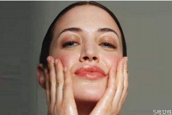 夏天皮膚油膩怎么改善 夏季改善皮膚油膩的方法 夏天皮膚油膩怎么改善 夏季改善皮膚油膩的方法