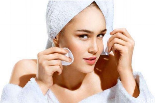 經(jīng)?；瘖y會傷害皮膚嗎 經(jīng)常化妝對皮膚有傷害嗎