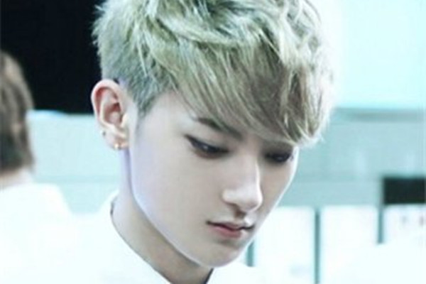 男生染煙灰色好看嗎 煙灰色怎么染 男生染煙灰色好看嗎 煙灰色怎么染