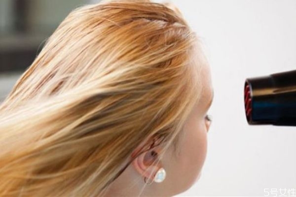 用風(fēng)扇吹頭發(fā)有問題嗎 保養(yǎng)頭發(fā)的方法 用風(fēng)扇吹頭發(fā)有問題嗎 保養(yǎng)頭發(fā)的方法