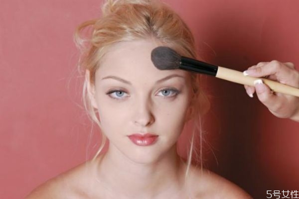粉底液太干了怎么涂 粉底液太白了怎么辦 粉底液太干了怎么涂 粉底液太白了怎么辦