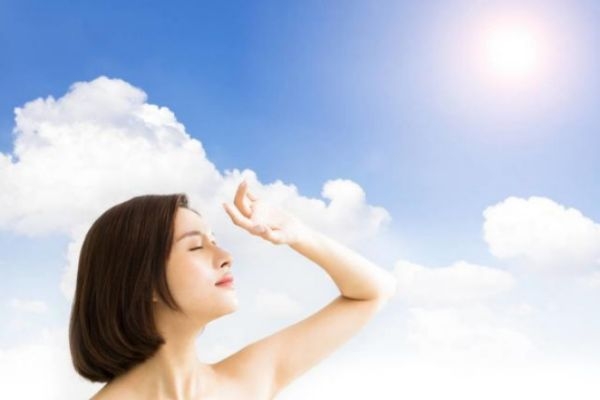 戴帽子可以不涂防曬嗎 不涂防曬霜戴帽子可以防曬嗎 戴帽子可以不涂防曬嗎 不涂防曬霜戴帽子可以防曬嗎