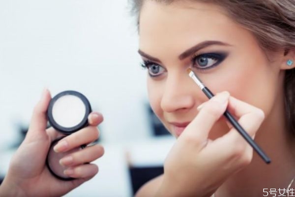 粉底液太干了怎么涂 粉底液太白了怎么辦 粉底液太干了怎么涂 粉底液太白了怎么辦