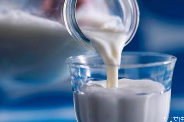 睡前喝牛奶會長胖嗎 長胖和睡前和牛奶有關嗎 睡前喝牛奶會長胖嗎 長胖和睡前和牛奶有關嗎