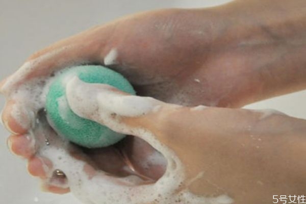 洗面奶為什么要打出泡沫 洗面奶打出泡泡的原因 洗面奶為什么要打出泡沫 洗面奶打出泡泡的原因