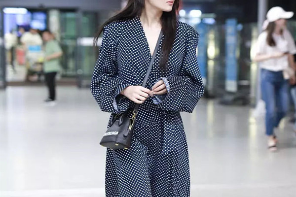 黑色波點裙怎么搭配上衣 黑色波點裙的搭配方法 黑色波點裙怎么搭配上衣 黑色波點裙的搭配方法