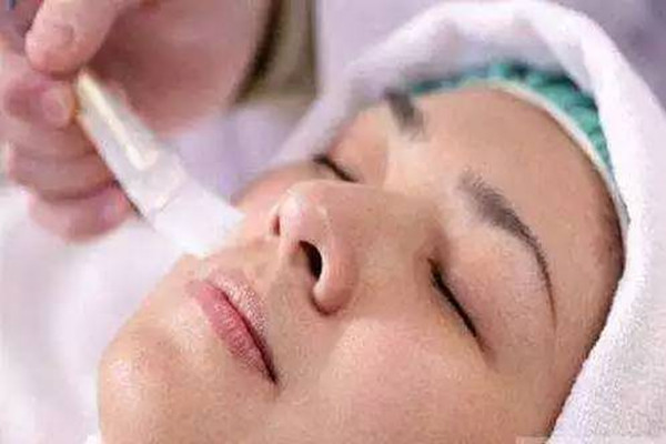 閉口粉刺刷酸有用嗎 閉口粉刺適合刷什么酸 閉口粉刺刷酸有用嗎 閉口粉刺適合刷什么酸