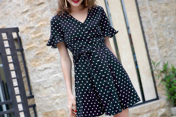 波點(diǎn)長(zhǎng)裙怎么挑選 什么身材適合波點(diǎn)長(zhǎng)裙 波點(diǎn)長(zhǎng)裙怎么挑選 什么身材適合波點(diǎn)長(zhǎng)裙