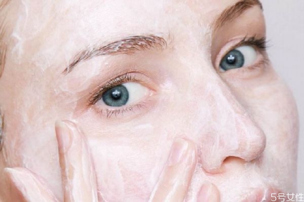 怎么預(yù)防臉部毛孔粗大 預(yù)防臉部毛孔粗大的方法 怎么預(yù)防臉部毛孔粗大 預(yù)防臉部毛孔粗大的方法