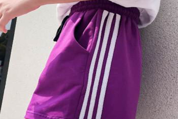 紫色褲子搭配什么上衣 紫色褲子的搭配技巧 紫色褲子搭配什么上衣 紫色褲子的搭配技巧