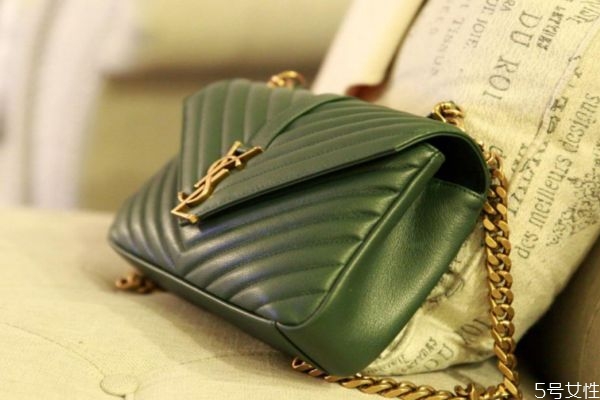墨綠色包包應(yīng)該怎么搭配 墨綠色包包的搭配方法 墨綠色包包應(yīng)該怎么搭配 墨綠色包包的搭配方法