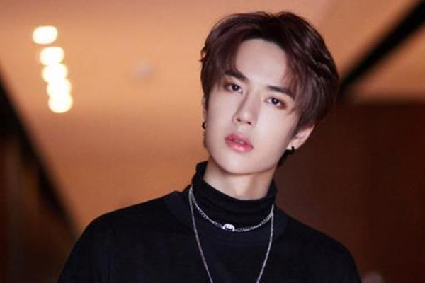 怎樣根據(jù)發(fā)量選顏色 女生喜歡男生什么顏色的頭發(fā) 怎樣根據(jù)發(fā)量選顏色 女生喜歡男生什么顏色的頭發(fā)