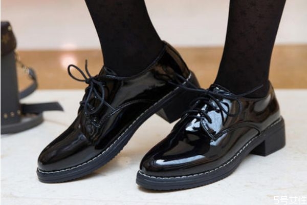 新皮鞋應(yīng)該怎么保養(yǎng) 新皮鞋的保養(yǎng)方法 新皮鞋應(yīng)該怎么保養(yǎng) 新皮鞋的保養(yǎng)方法