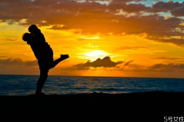 爸爸出軌要不要告訴男朋友 男朋友出軌該不該告訴他父母 爸爸出軌要不要告訴男朋友 男朋友出軌該不該告訴他父母