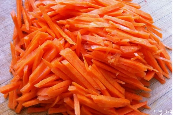 胡蘿卜發(fā)芽還能吃嗎 胡蘿卜為什么會發(fā)芽 胡蘿卜發(fā)芽還能吃嗎 胡蘿卜為什么會發(fā)芽