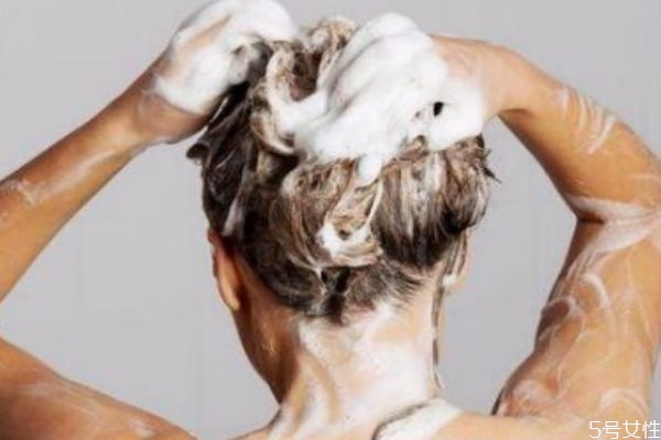 清水洗頭會加重出油嗎 防止劉海出油小竅門 清水洗頭會加重出油嗎 防止劉海出油小竅門