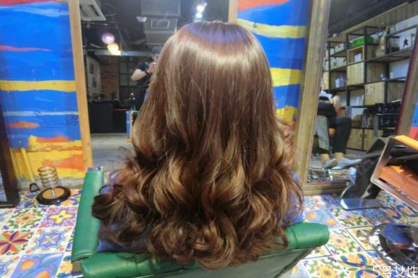 剛剛燙完頭發(fā)能洗頭嗎 燙好頭發(fā)多久可以洗頭 剛剛燙完頭發(fā)能洗頭嗎 燙好頭發(fā)多久可以洗頭
