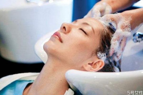 清水洗頭會加重出油嗎 防止劉海出油小竅門 清水洗頭會加重出油嗎 防止劉海出油小竅門