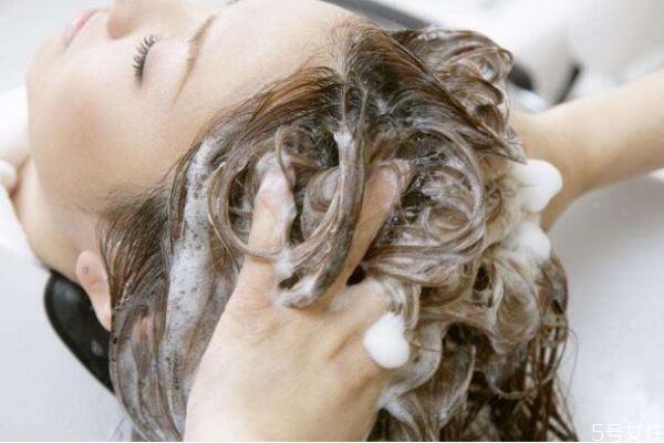 清水洗頭會加重出油嗎 防止劉海出油小竅門 清水洗頭會加重出油嗎 防止劉海出油小竅門