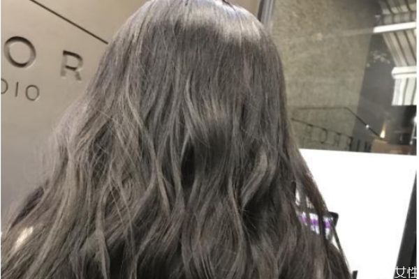 剛剛燙完頭發(fā)能洗頭嗎 燙好頭發(fā)多久可以洗頭 剛剛燙完頭發(fā)能洗頭嗎 燙好頭發(fā)多久可以洗頭