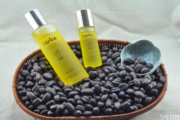 荷荷巴油的護(hù)膚作用 荷荷巴油護(hù)膚功效 荷荷巴油的護(hù)膚作用 荷荷巴油護(hù)膚功效