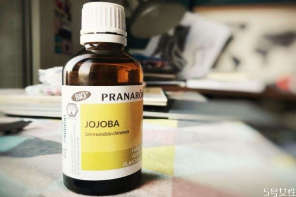 荷荷巴油能卸妝嗎 荷荷巴油有卸妝功效嗎 荷荷巴油能卸妝嗎 荷荷巴油有卸妝功效嗎