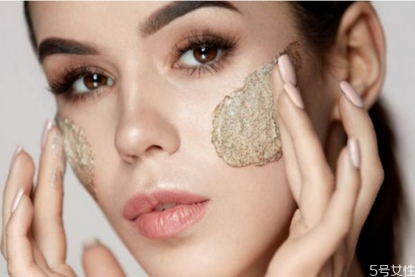臉上出油多怎么化妝 臉上出油多化妝的方法 臉上出油多怎么化妝 臉上出油多化妝的方法
