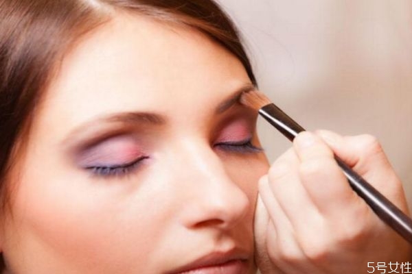 臉上出油多怎么化妝 臉上出油多化妝的方法 臉上出油多怎么化妝 臉上出油多化妝的方法