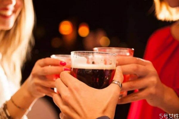 喝啤酒會(huì)長(zhǎng)胖嗎 啤酒的熱量高嗎 喝啤酒會(huì)長(zhǎng)胖嗎 啤酒的熱量高嗎