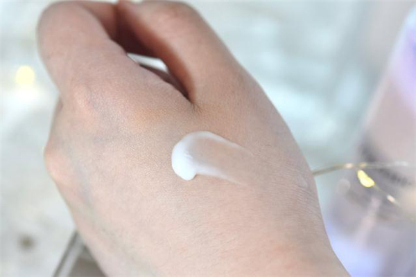 資生堂櫻花調(diào)色精華成分 資生堂櫻花精華可以白天用嗎 資生堂櫻花調(diào)色精華成分 資生堂櫻花精華可以白天用嗎