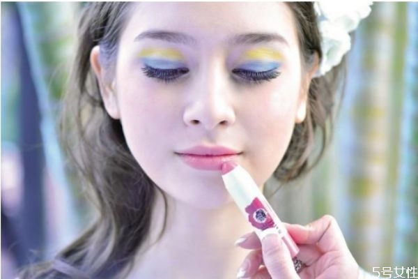 皮膚太干化妝起皮怎么辦 皮膚干化妝臉起皮小妙招 皮膚太干化妝起皮怎么辦 皮膚干化妝臉起皮小妙招