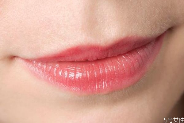 素顏口紅用啞光還是滋潤(rùn)的 唇釉是啞光的好還是滋潤(rùn)的好 素顏口紅用啞光還是滋潤(rùn)的 唇釉是啞光的好還是滋潤(rùn)的好