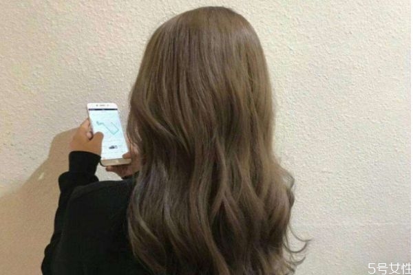 煙草棕色顯白嗎 煙草棕色在陽光下是什么顏色 煙草棕色顯白嗎 煙草棕色在陽光下是什么顏色