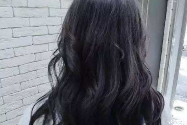 炭黑色是什么顏色 碳黑色顯老氣嗎 炭黑色是什么顏色 碳黑色顯老氣嗎