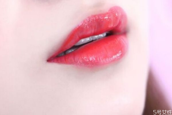 啞光口紅和滋潤口紅的區(qū)別 口紅是啞光的好還是滋潤的好 啞光口紅和滋潤口紅的區(qū)別 口紅是啞光的好還是滋潤的好