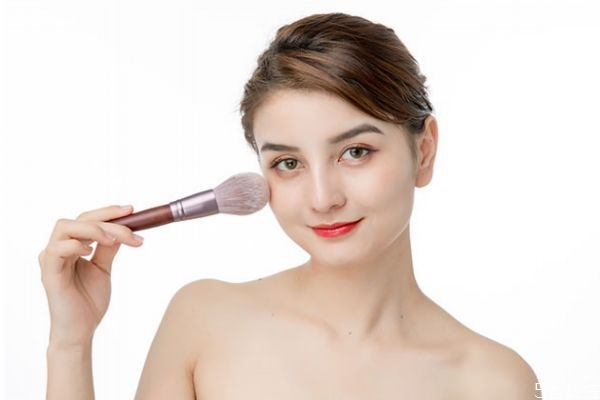 臉上有痘痘怎么化妝 痘痘臉化妝教程 臉上有痘痘怎么化妝 痘痘臉化妝教程