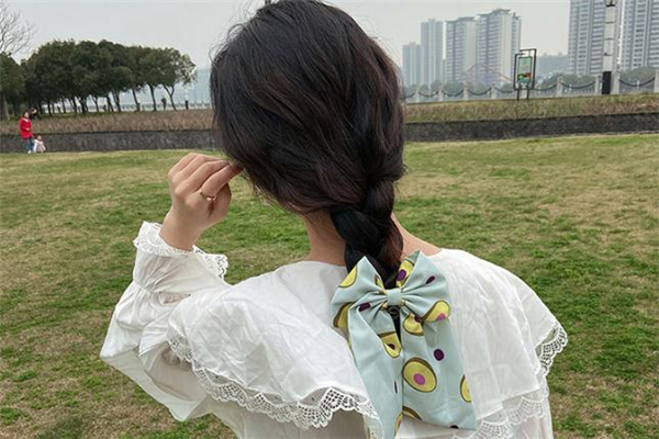 蝴蝶結(jié)發(fā)夾怎么戴好看 蝴蝶結(jié)發(fā)卡配什么發(fā)型好看 蝴蝶結(jié)發(fā)夾怎么戴好看 蝴蝶結(jié)發(fā)卡配什么發(fā)型好看