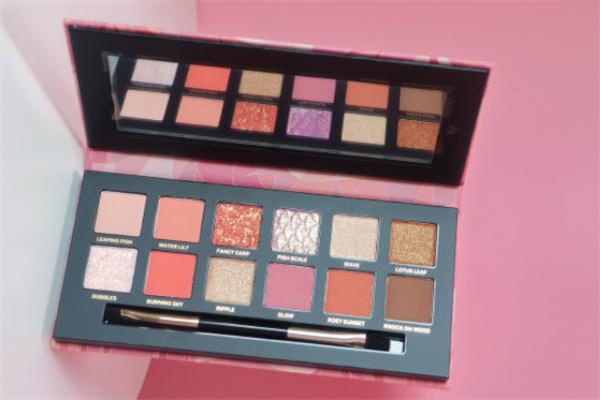 完美日記錦鯉盤教程 完美日記錦鯉盤眼影畫法 完美日記錦鯉盤教程 完美日記錦鯉盤眼影畫法