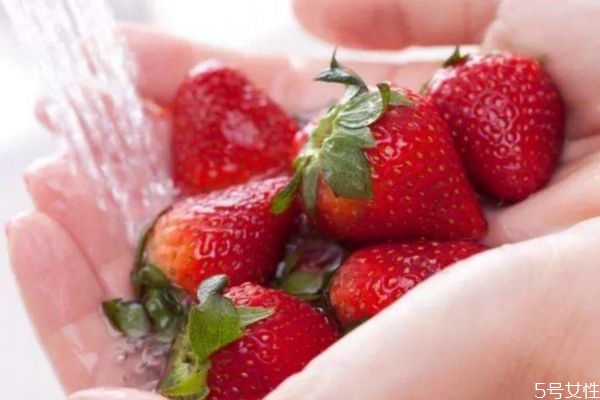 新鮮草莓應(yīng)該怎么洗 新鮮草莓清洗方法 新鮮草莓應(yīng)該怎么洗 新鮮草莓清洗方法