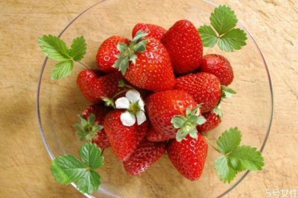 新鮮草莓應(yīng)該怎么洗 新鮮草莓清洗方法 新鮮草莓應(yīng)該怎么洗 新鮮草莓清洗方法
